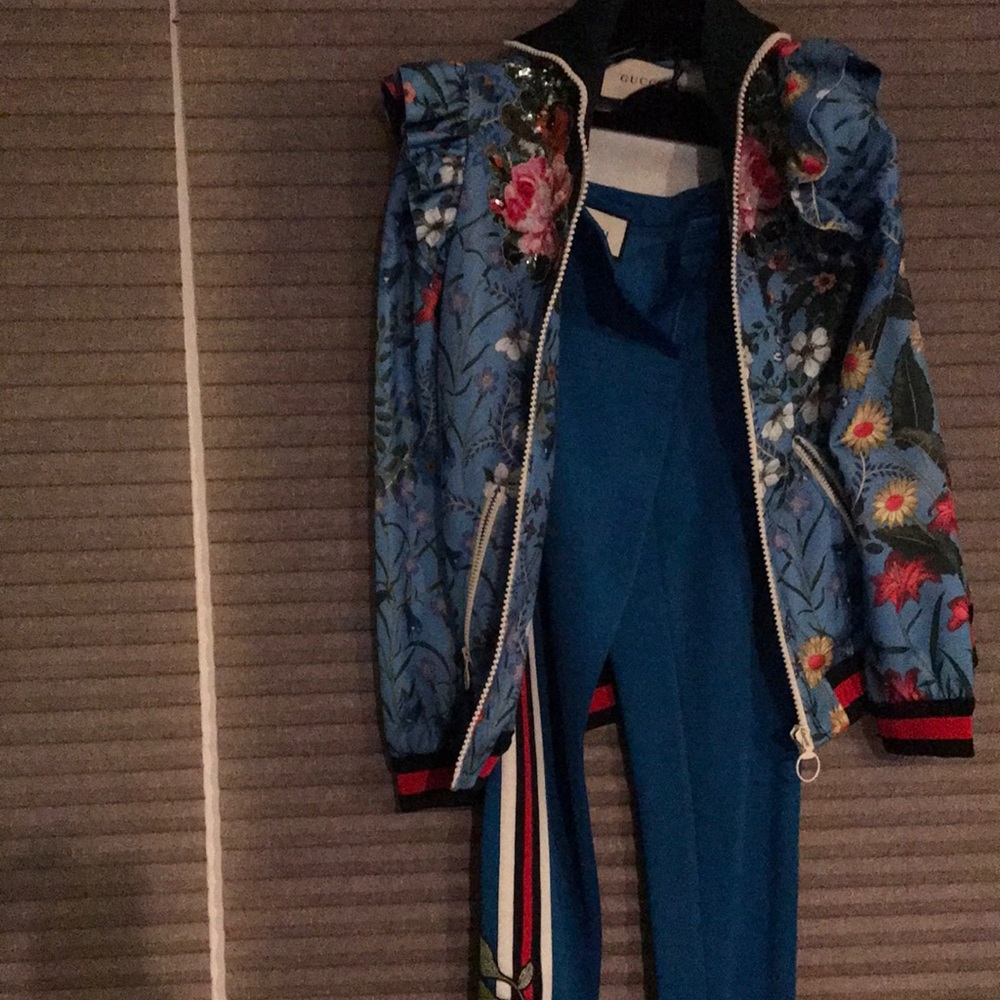 Woman size small 2 piece set by Gucci worn once excellent condition